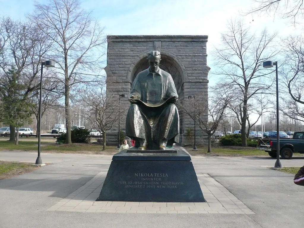 Teslanin-heykeli